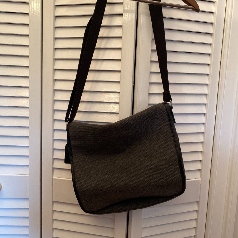 Levenger men cross body messenger urban bag,